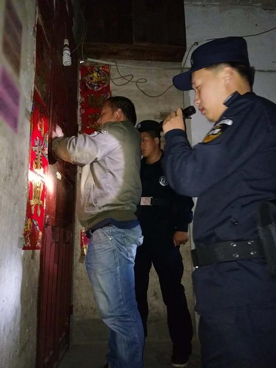 抚顺粗心妈妈误将幼女锁家中 民警全城寻开锁师傅开门